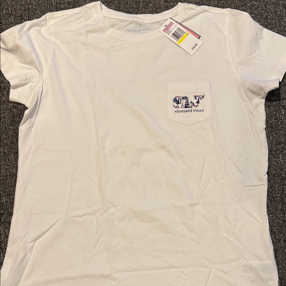 Vineyard Vines tshirt
Womens medium